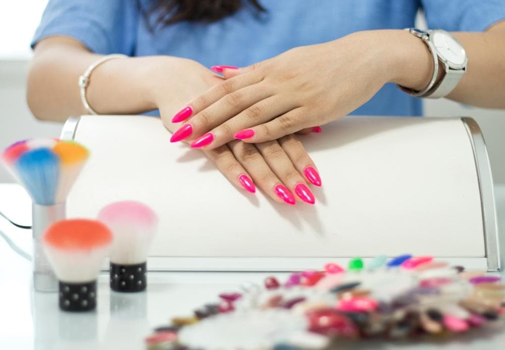 Prueba el servicio de esmaltado semipermanente o de gel: uñas bonitas, duraderas y resistentes