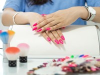 Prueba el servicio de esmaltado semipermanente o de gel: uñas bonitas, duraderas y resistentes